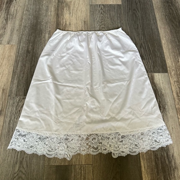 Vintage Lace and Nylon Half Slip Made in Canada Size 100 / 44 - Picture 2 of 6